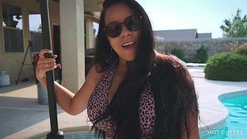 play Mature labagiste xnxx having sex by the pool