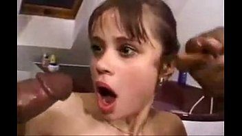 play Elle sent qu'elle ne peut pas faire une femme avec de telles bites géantes et elle a peur