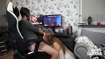 play Gamer von blonder Freundin gelutscht, die ihren Schwanz in der Muschi liebt