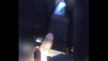 play Auf dem Rücksitz nimmt er seinen Schwanz heraus und reibt ihn, um eine Frau zu sehen, die einen großen Schwanz hat und ficken kann