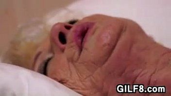 play Dieses alte Mädchen lässt mich meine Frau überlassen, wie sexy ihr Schwanz ist