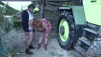 play Een goed uitgeruste tractorchauffeur neukt een teef met levenslust