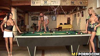 play Zwembadorgie met volwassen blondines die pik zuigen