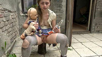 play De bodem van de horror waar de moeder neukt met haar minnaar en de dochter met haar grootvader