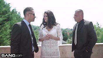 play Bekend op een feestje en geneukt door twee rijke mannen