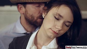 play Brunette xxx wird von einem Perversen zwischen die Brüste penetriert