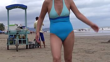 play De kleinzoon penetreert zijn moeder in het pornotoilet op het strand in het kleine kontje