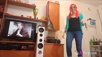 play Vuole che tu la guardi attentamente mentre si masturba
