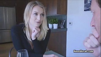 Ela se senta agachada para entrar no pênis levemente fixado na bunda
