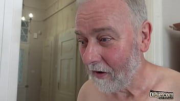 Dieser alte Mann mit weißem Bart penetriert diese schöne Hure intensiv