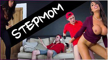 play Een dikke zwarte hunk doet xxx met een blanke man en geeft hem een ​​hete orale xxx