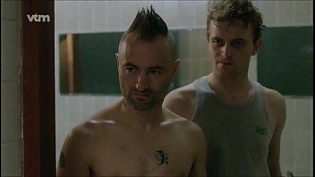 play L'amant appelle son cul tatoué pour avoir des relations sexuelles avec lui dans sa bouche