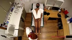 play Examen físico deportivo desnudo de la estrella del fútbol de ébano Jewel con el doctor pervertido Tampa y la enfermera Stacy Shepard