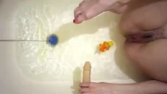 play Behaarte Muschi und sexy Beine in der Badewanne: Dildospiele, Footjob und Handjob