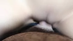 play Una giovane troia asiatica riceve una doppia penetrazione in una scena in macchina in POV