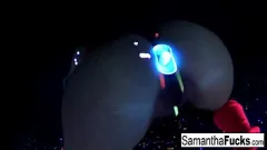 play Samantha Saint's Black Light Solo - Kutje, borsten en grote tieten zichtbaar!