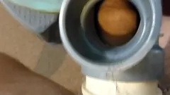 play La sessione di masturbazione con l'aspirapolvere termina con una sborrata esplosiva