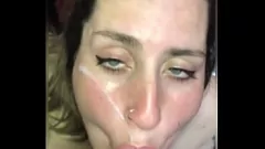 play Heiße blonde Latina gibt einen schlampigen Deepthroat-Blowjob und wird mit Sahne bestreut