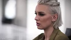 play Blondynka Milf z krótkimi włosami jest do bani i mocno się pieprzy