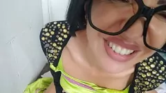play Stepmom leert Nerdy Step-Son hoe hij zichzelf kunt plezier doen met een grote dildo