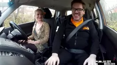 play L'étudiant en conduite aux gros seins obtient une putain d'orgie de voiture publique