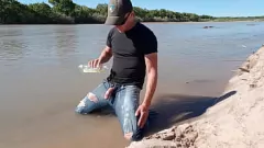play CUMSHOT PUBLIC ET PISSION DANS LES JEANS SUR LE RIO Grande