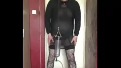 play Biseksualny crossdresser uwielbia prysznic i jest używany jako toaleta