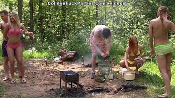 play Estoy haciendo una barbacoa en una fiesta con un grupo de amigos que están teniendo sexo.