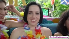 play La tettona diciannovenne Riley Jean scopata all'aperto con le sue migliori amiche in un'avventura selvaggia di sesso di gruppo