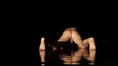 play Niegrzeczna ekshibicjonistka pokazuje nocą swoje nagie piersi na deszczowej drodze