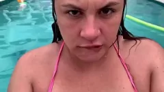 play Veja esta linda empregada colombiana La Paisa ser pega fazendo um boquete incrível pelo vizinho enquanto limpava a piscina