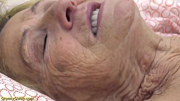 play Sexy oud seksmeisje zit als een koe in deze grote lul
